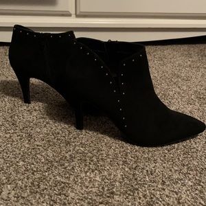 LC L siren Conrad black velvet heels